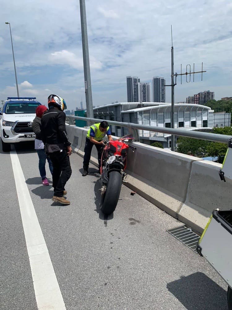 64yo M'sian Man Thrown Off SUKE Highway While Trying To Avoid Motorcyclist Who Drove Against Traffic