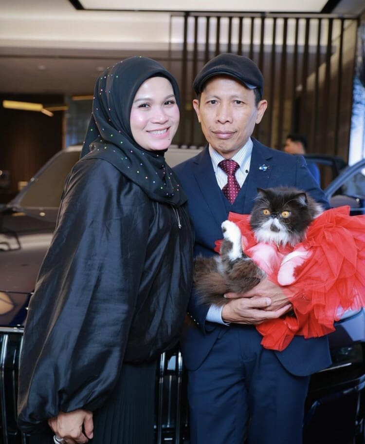 Haliza Maysuri with husband and pet cat