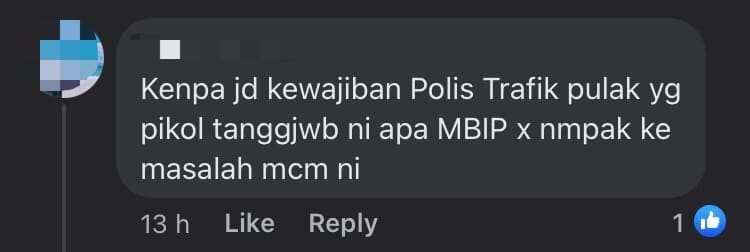 M'sian Traffic Officers Brave Heavy Rain To Fix Clogged Drain In JB, Praised By Netizens comment 4