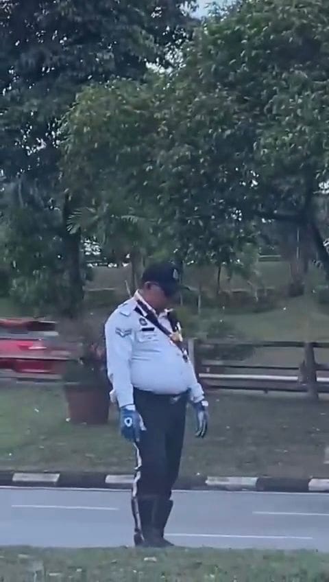 M'sian traffic policeman falls asleep while standing