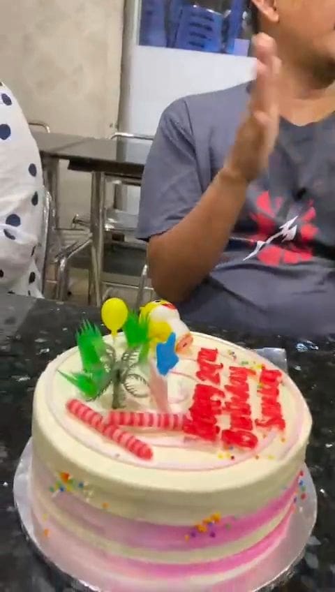 M'sian Family Surprises Their Favorite Mamak Waiter On His Birthday, Draws Tears From Netizens