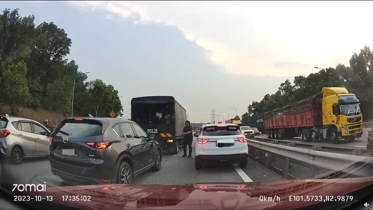 M'sian Driver Tailgates Police Vehicle, Gets Kantoi-ed & Has Number Plate Taken