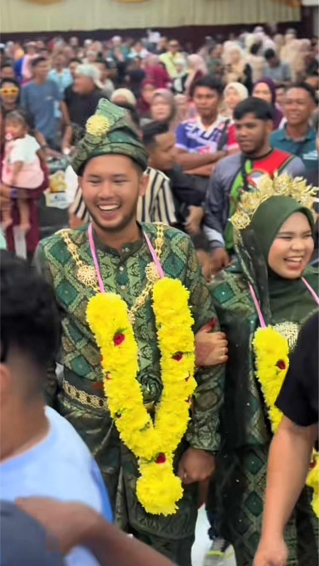 Msian couples dance to urumi melam performace 