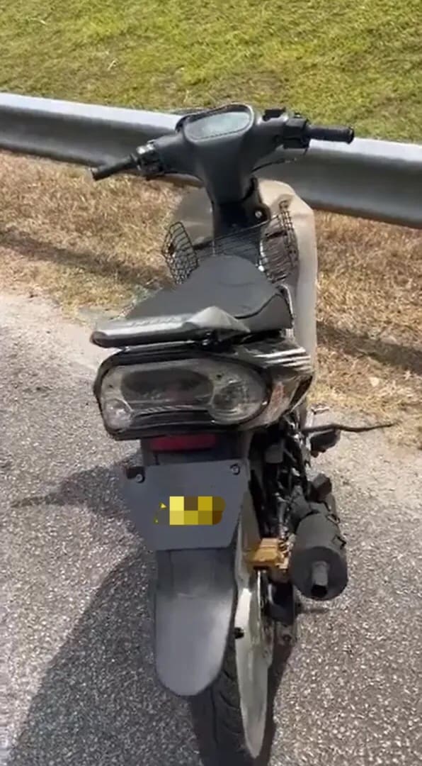 Yamaha Y125ZR motorcycle involved in roadblock crash