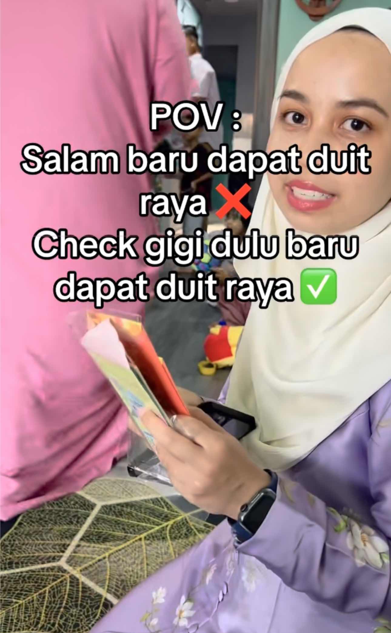 M'sian dentist checks teeth before offering raya packets