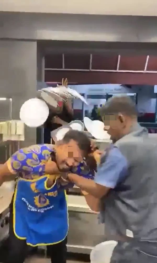 Violent Fight Breaks Out Between Staff And Customer At Pelita Restaurant In Cyberjaya