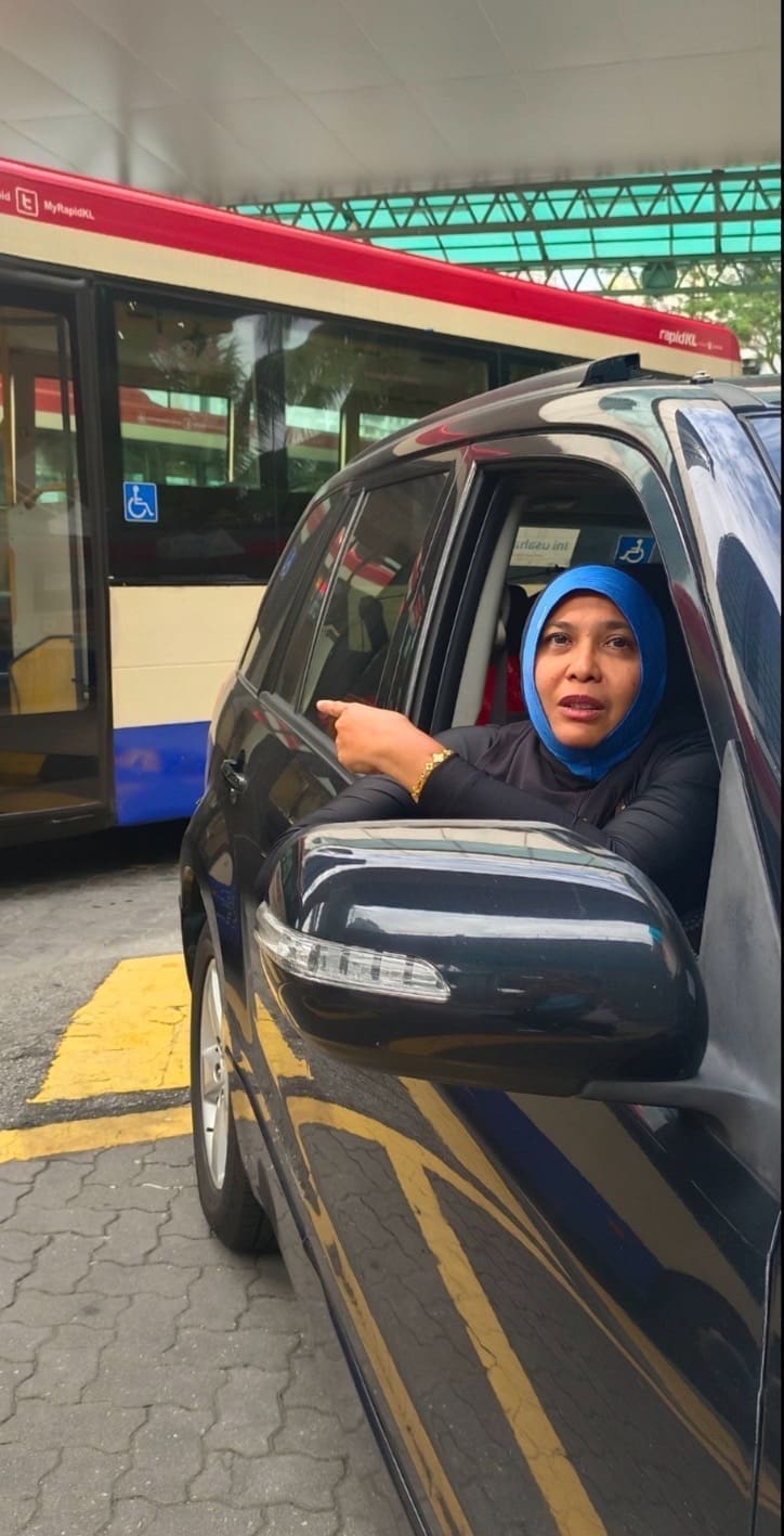 Disabled M’sian Activist Slams RapidKL Bus For Blocking Her By Parking Behind OKU Parking Spot