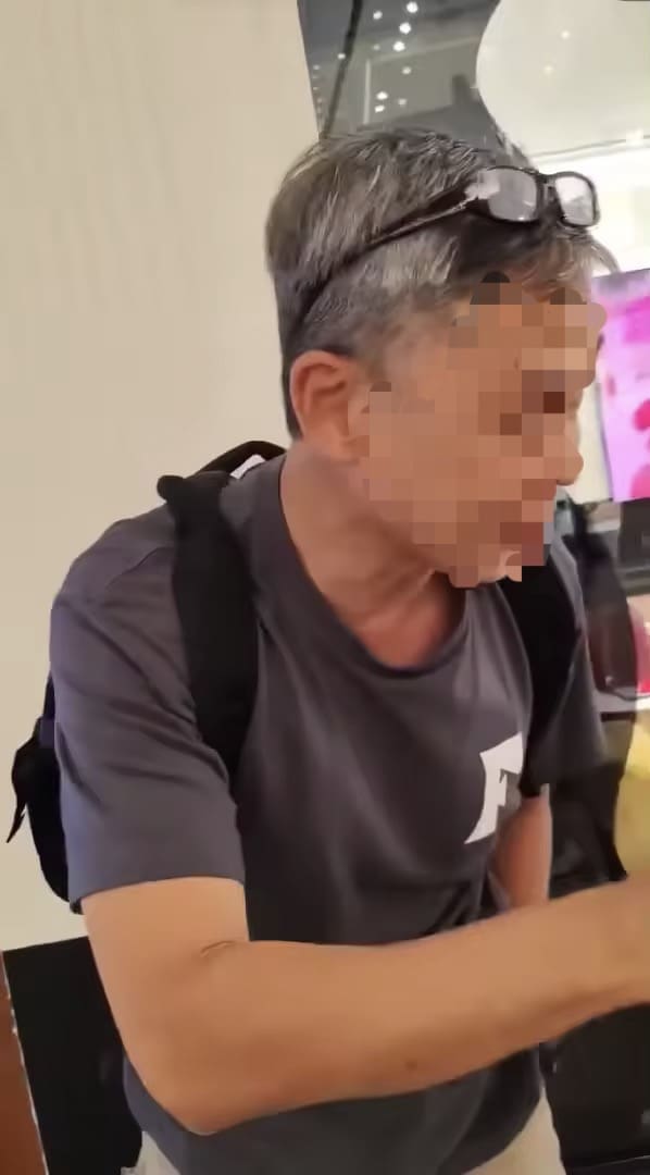 SG man confronted over broken shelf at Mid Valley Southkey