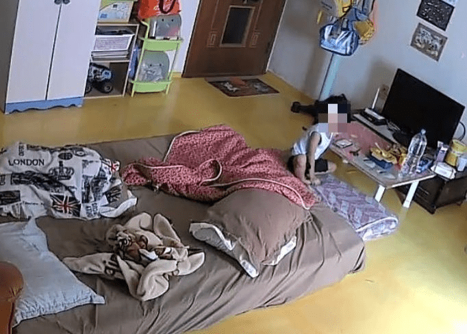 Lai Yi's son alone at home