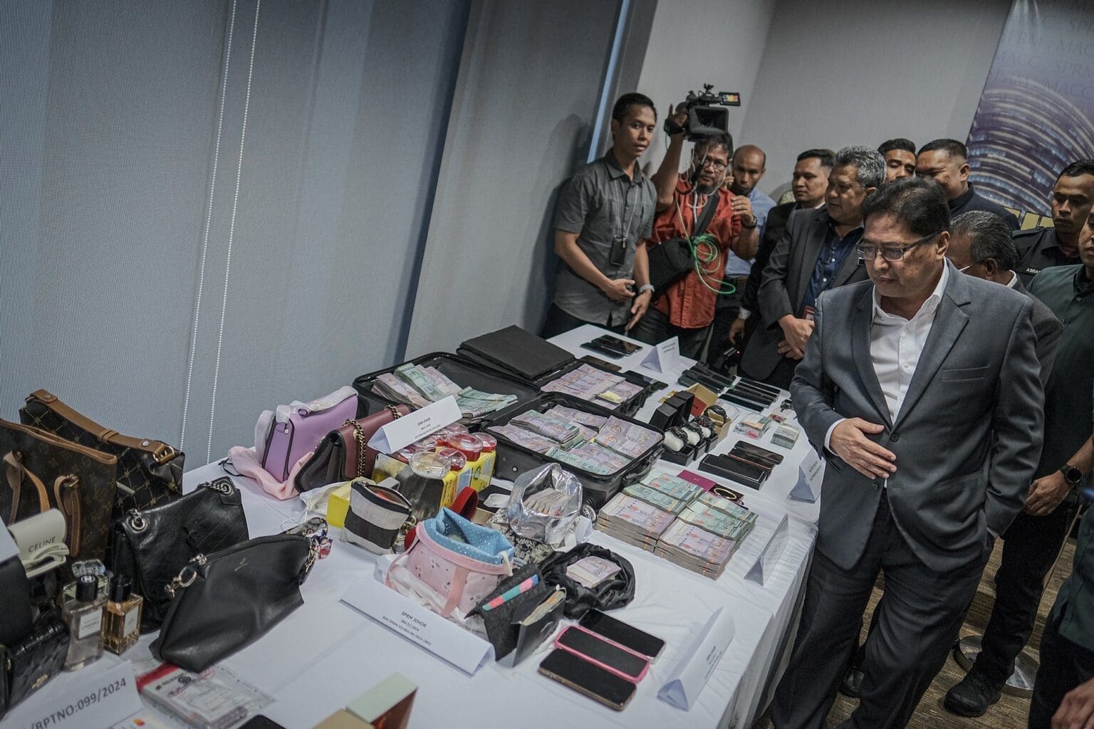 MACC Finds RM800K In Cash Hidden By 2 Immigration Officers Who Earn RM2.2K Monthly
