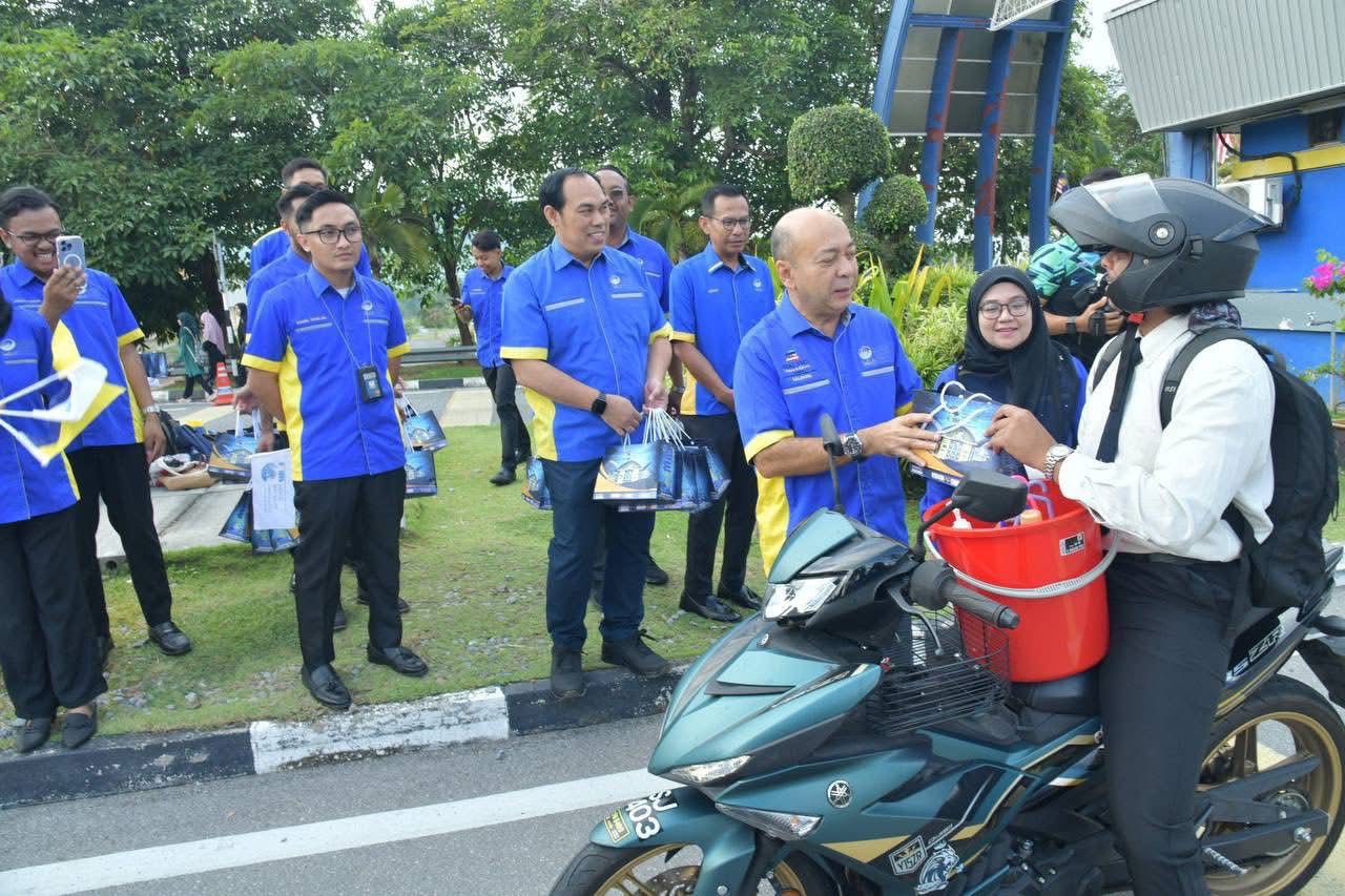 lecturers welcoming new student at unimap