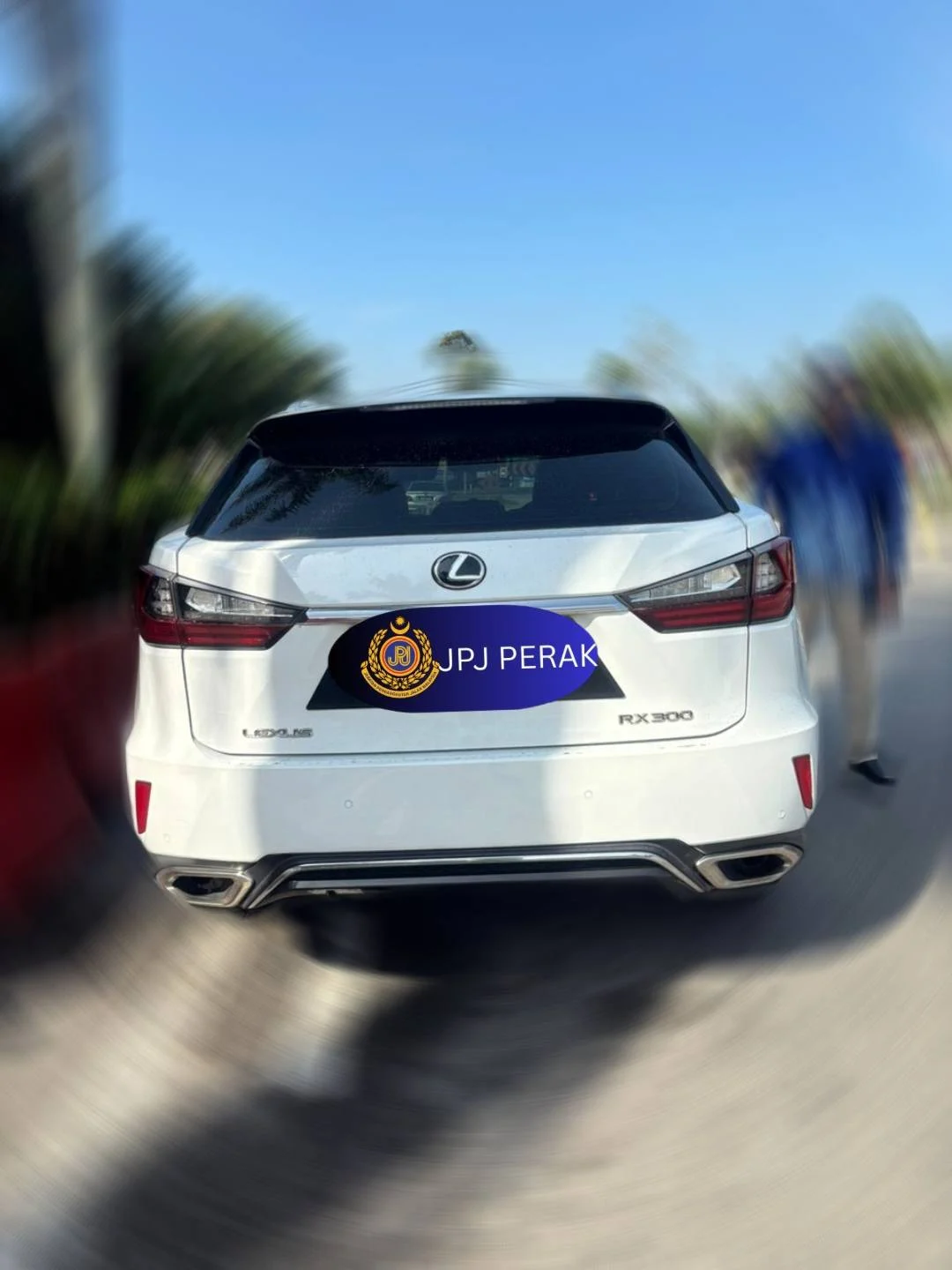 Lexus seized by JPJ officers in Perak (1)