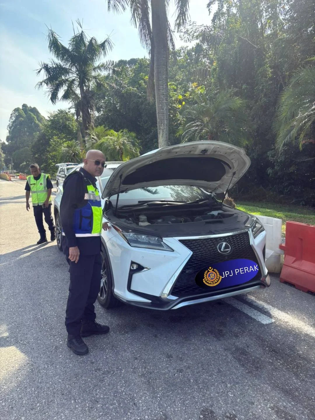 Lexus seized by JPJ officers in Perak (2)