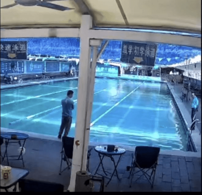 Lifeguards fail to save drowning man in China 1
