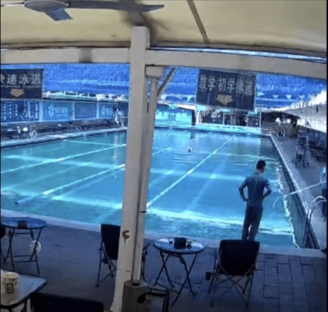 Lifeguards fail to save drowning man in China 2