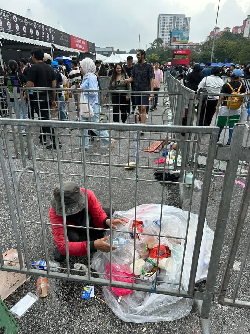 Litters at coldplay concert