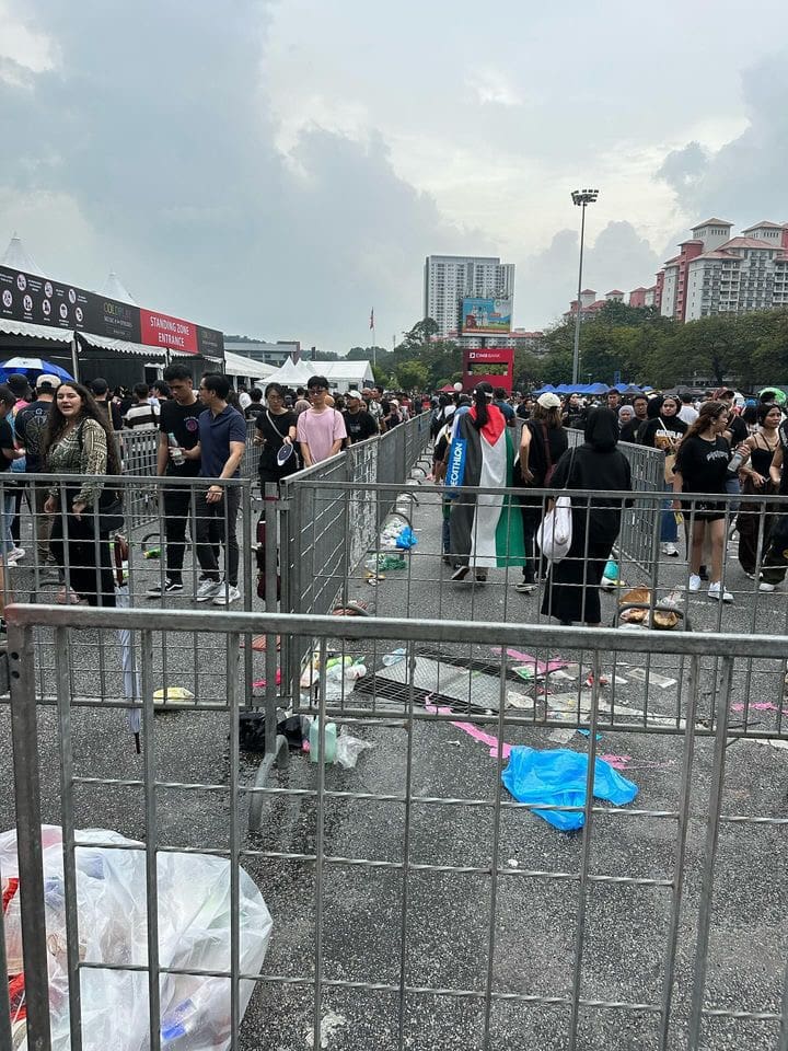litters everywhere at Coldplay Concerts