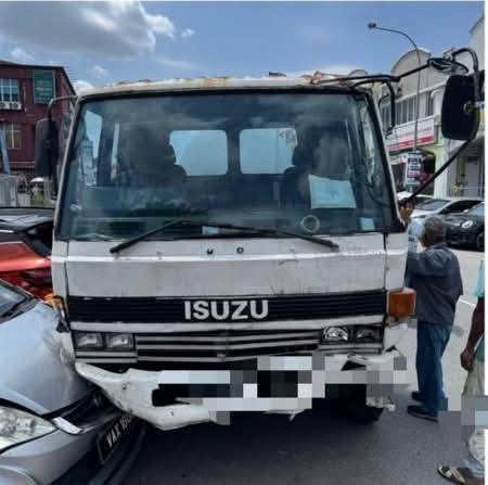 Lorry Moves On Its Own & Hits 5 Cars In Kajang After Its Driver Went Off For Lunch