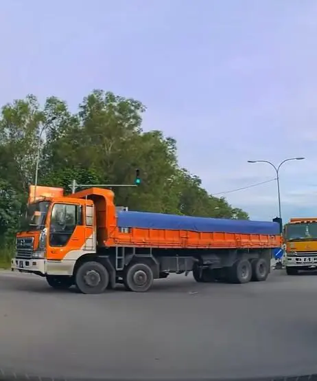 Lorry running red light