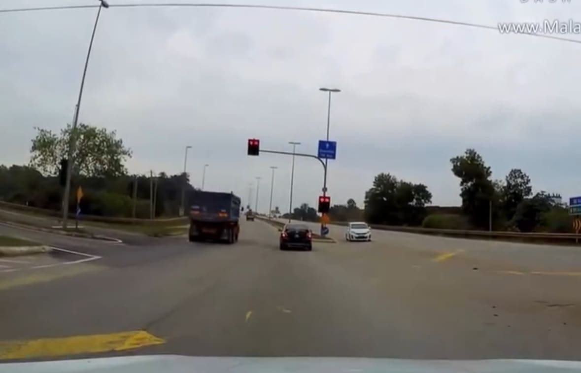 Lorry Runs Red Light While Toyota Vios Awkwardly Stops Mid-Intersection In Kuantan 