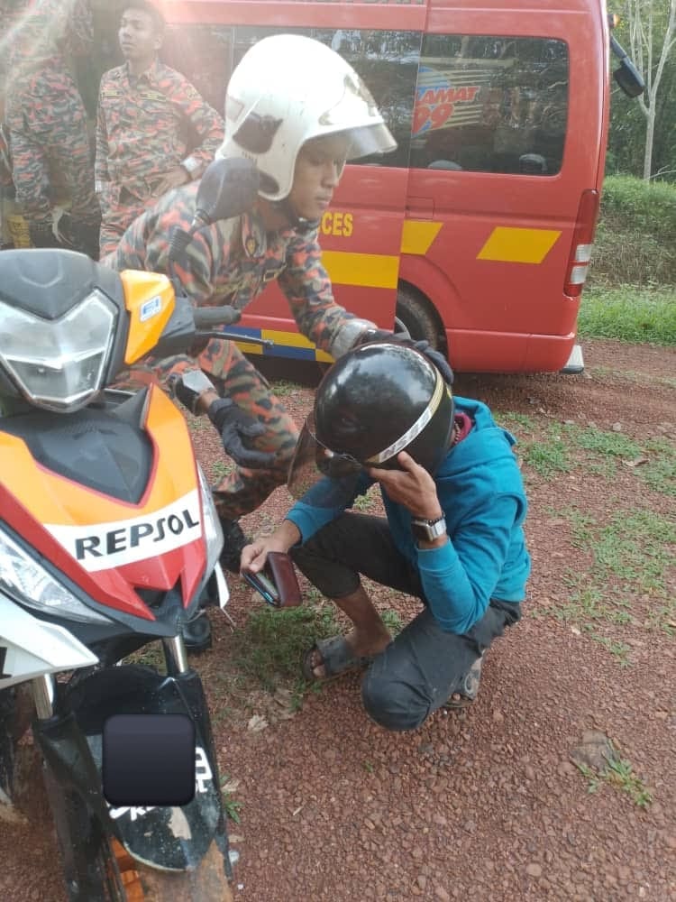 Lost M'sian man crying