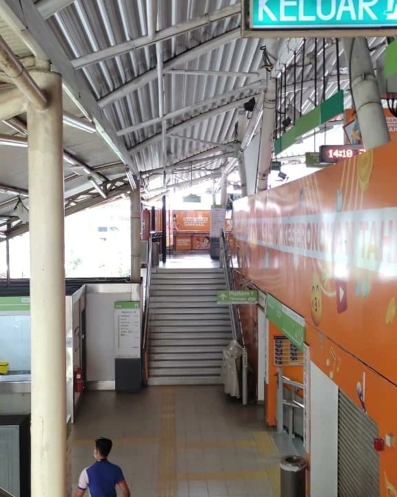 RapidKL Slammed For Lack Of OKU-Friendly Facilities After Staff Were Seen Carrying Disabled Man Down The Stairs