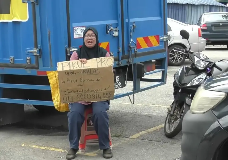 Mahaniza Mohamad waiting for customers