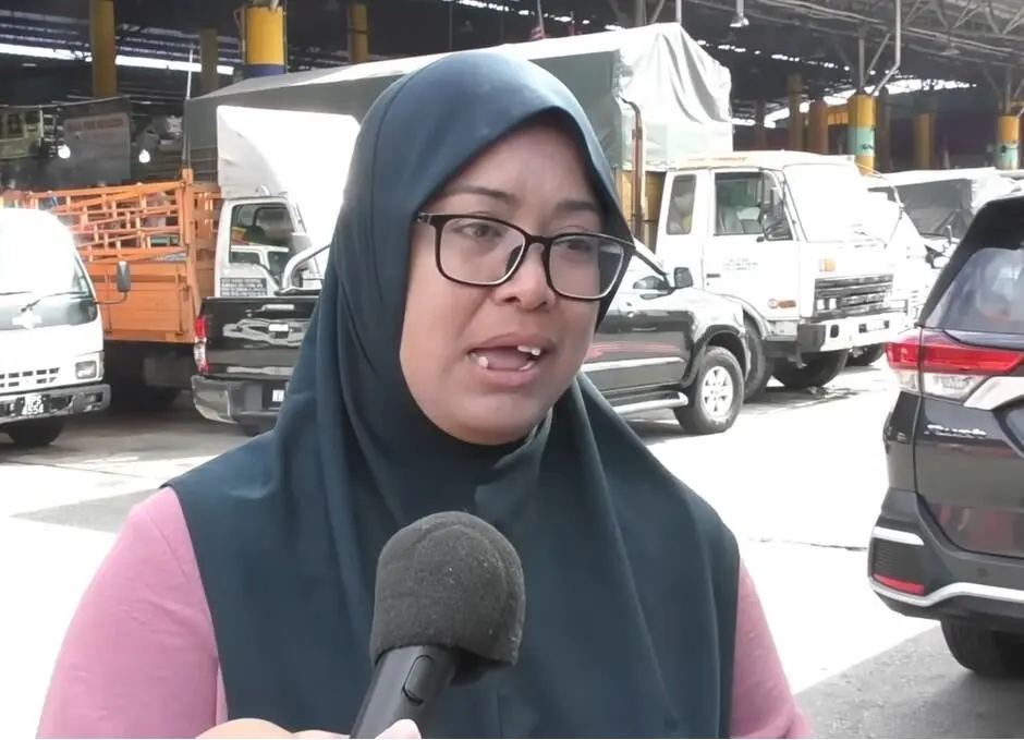 Mahaniza speaking to reporter