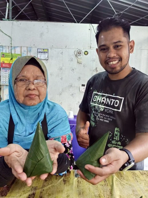 Mak Cik Sells Nasi Lemak for Rm1.20