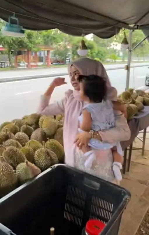 Malay woman speak fluent madarin to chinese tourist (1)