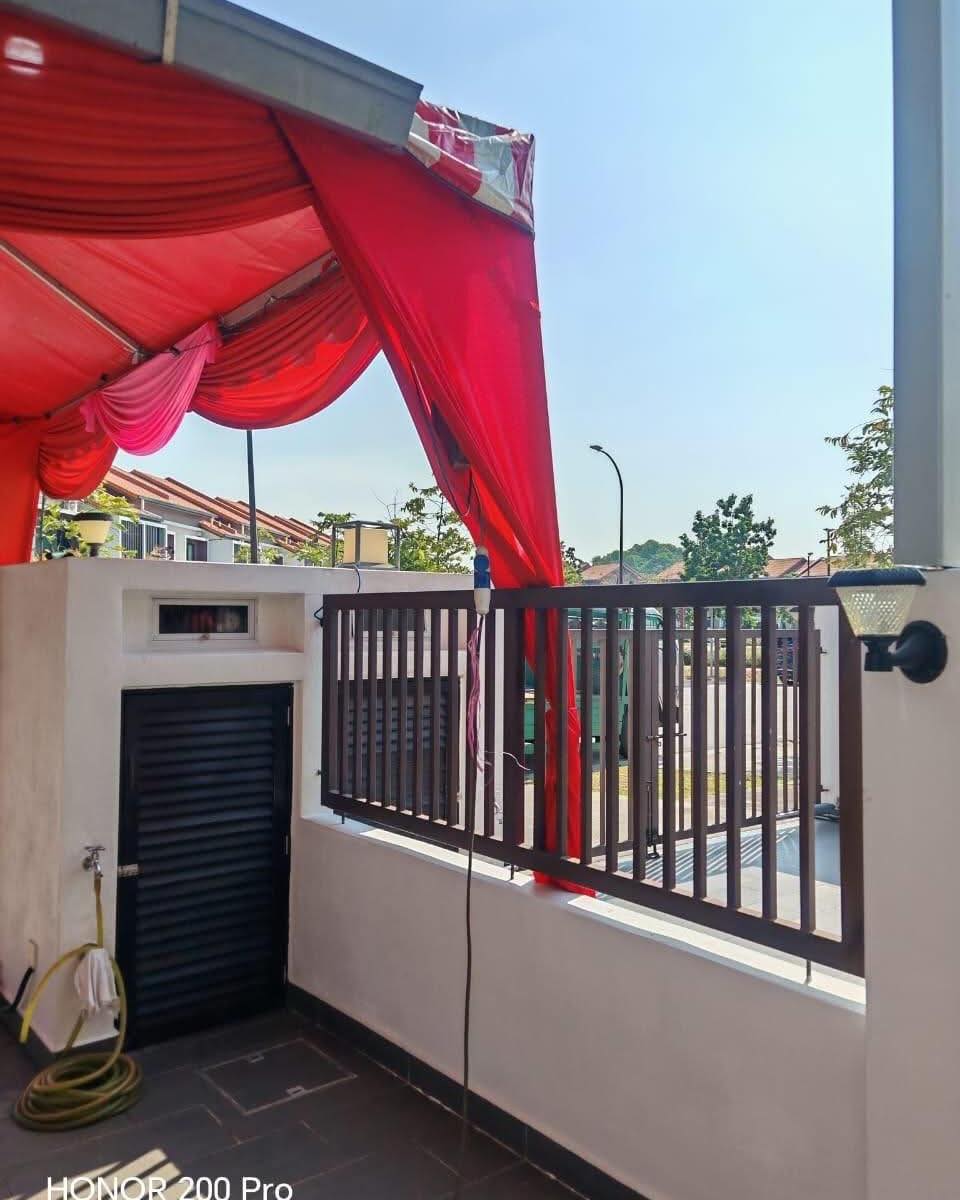 Malay woman touched by considerate neighbour