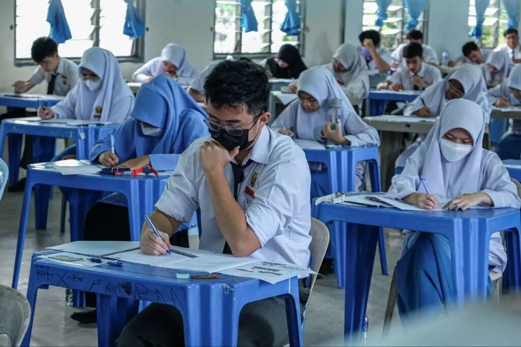 malaysian school student