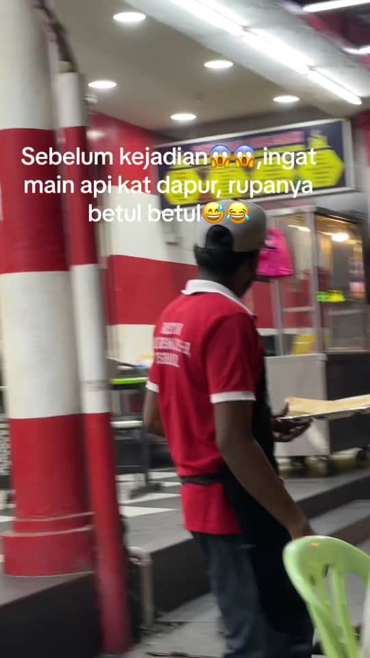mamak staff serving customer