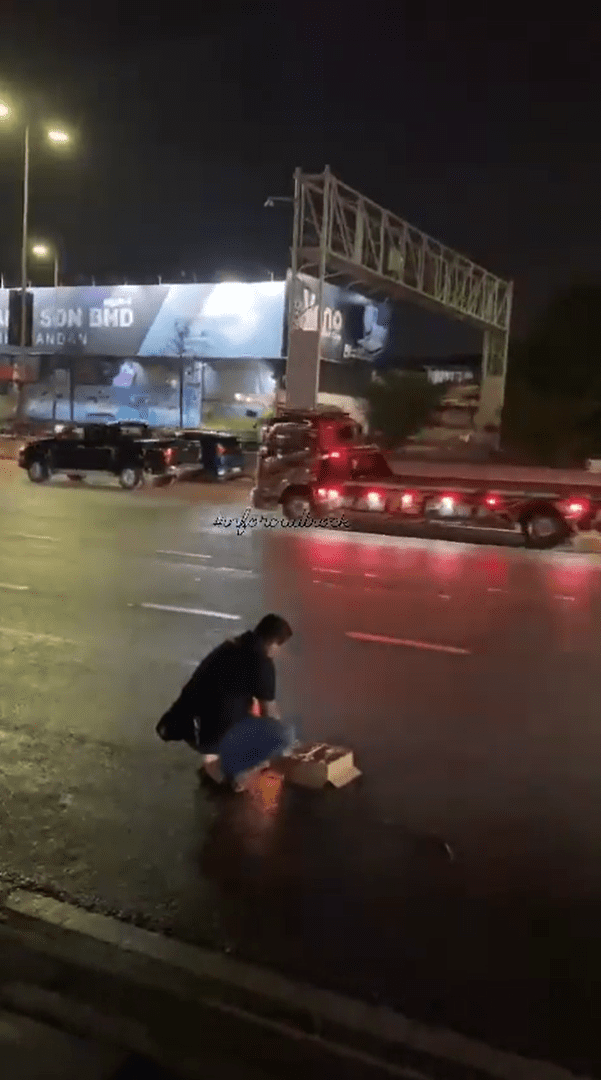 Man Sets Off Fireworks Along Roadside In Ampang, Claimed Customer Wanted Him To 'Test It Out'