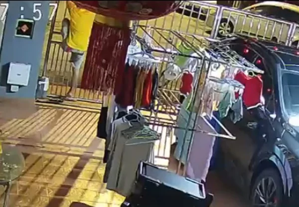 Man climbs gate to steal female underwear in Kepong