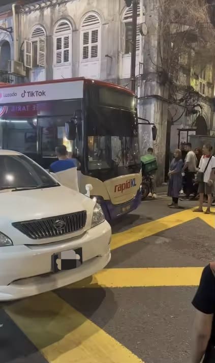 Man directing RapidKL bus at Petaling Street