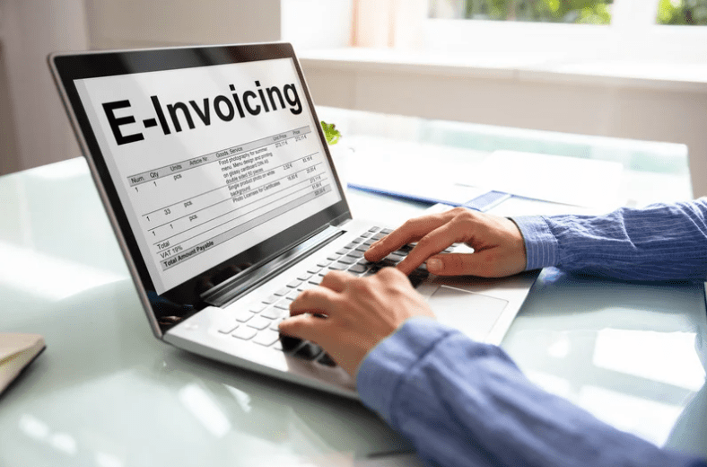 Man issuing e-invoice
