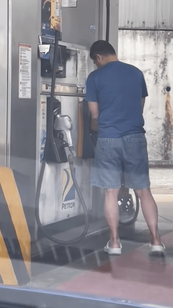 Man puts back nozzle after putting RON95 into SUV