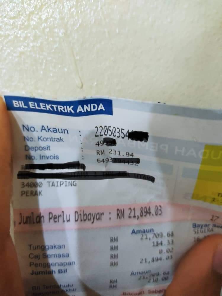 man showing TNB elcetric bill