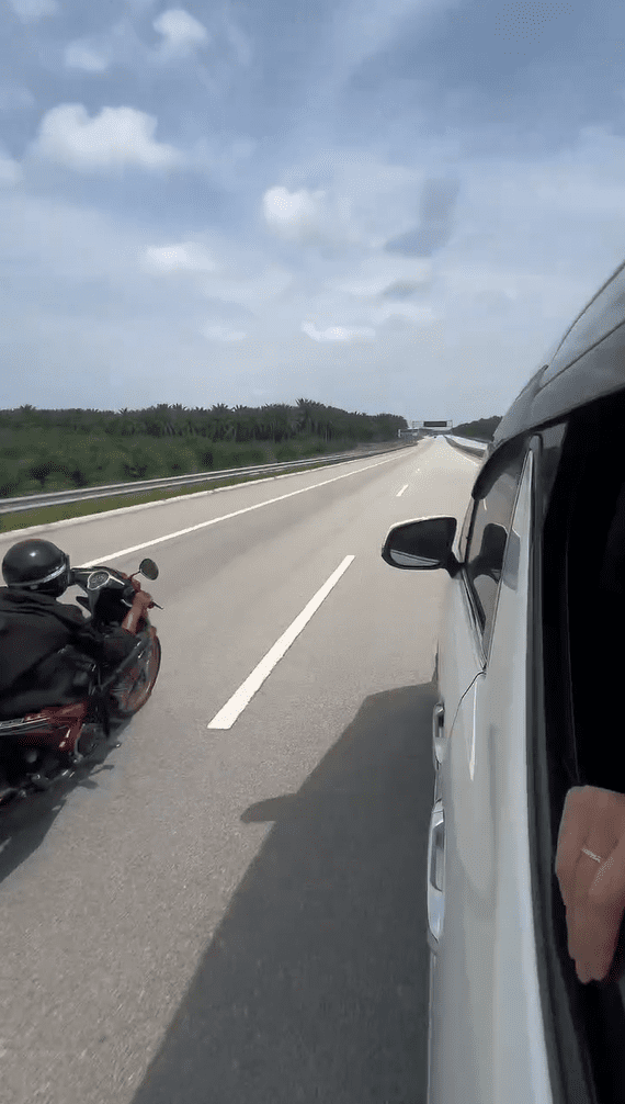 Mat rempit passing by Belle's car