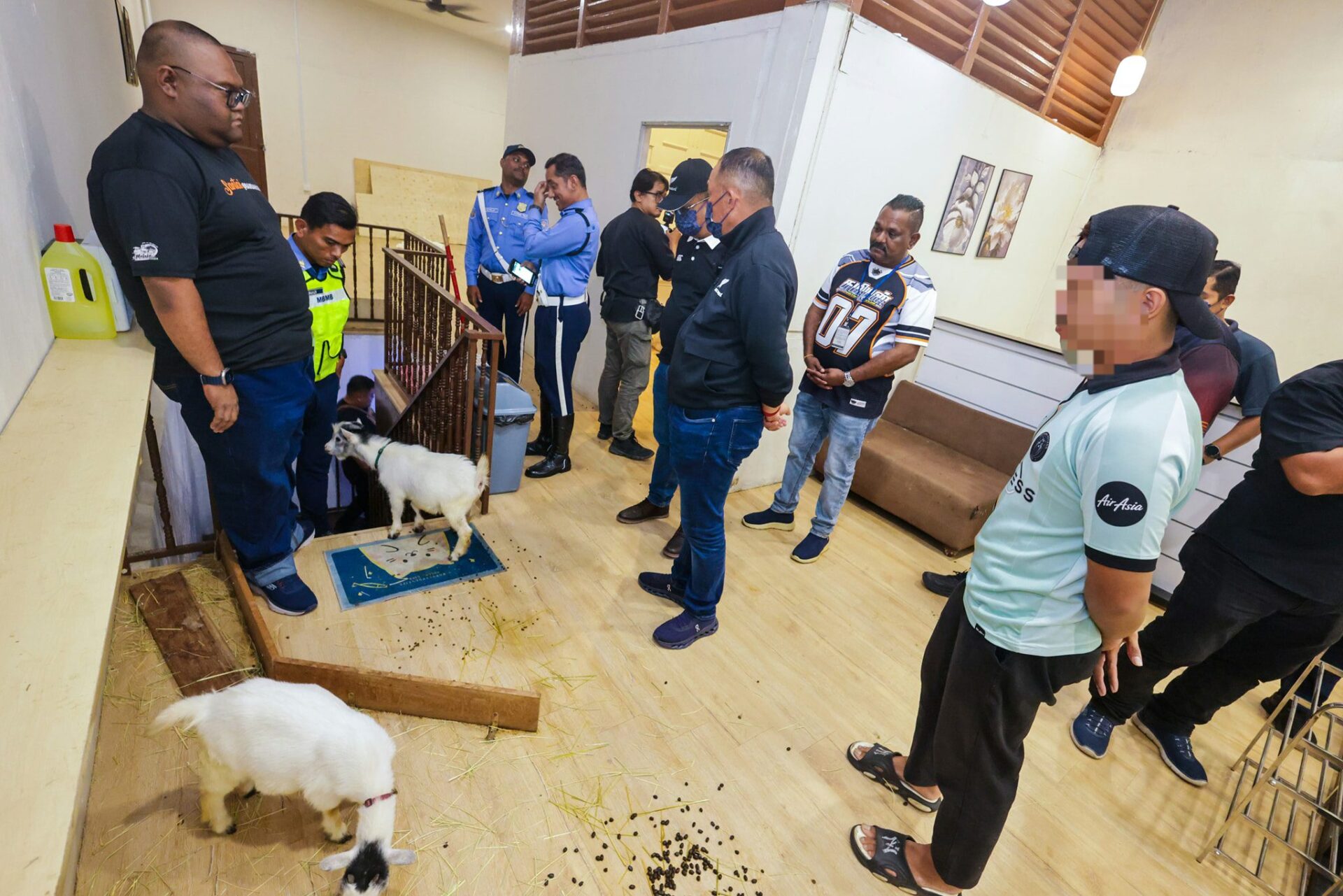 MBMB officials raid Melaka pet cafe