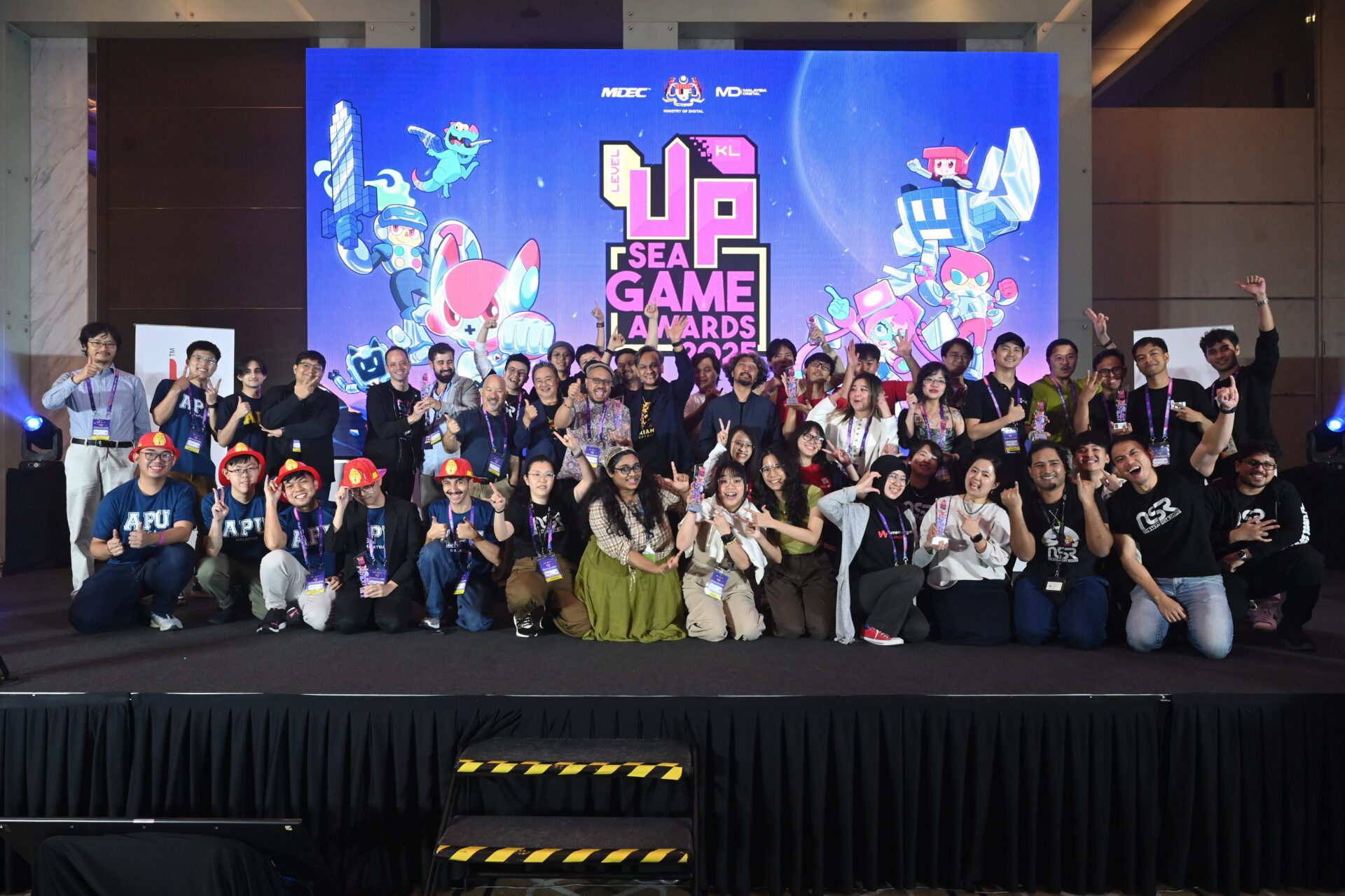 MDEC CEO Anuar Fariz Fadzil (centre), celebrates the SEA Game Awards 2025