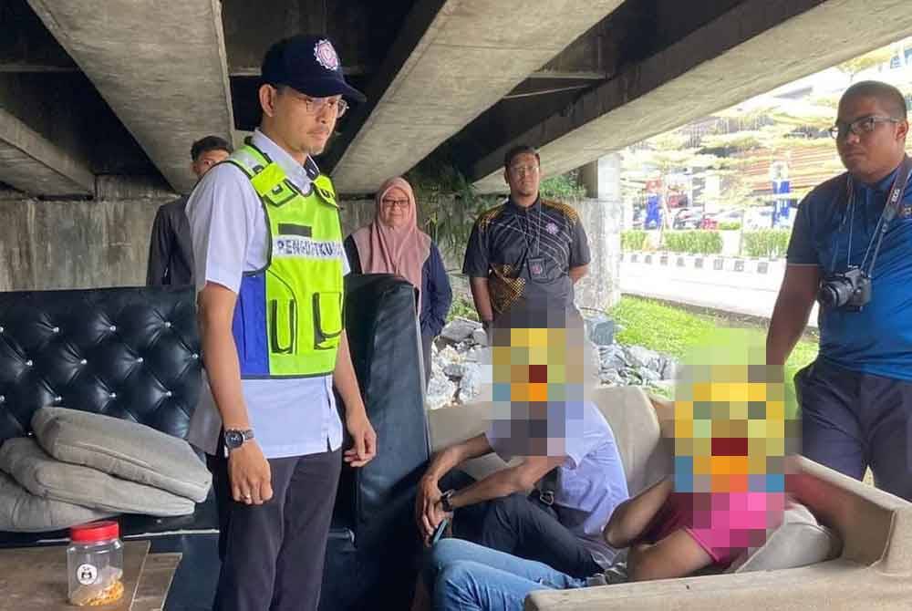 Johor Islamic Religious Affairs Committee chairman Mohd Fared Mohd Khalid questioning men who didn't fast