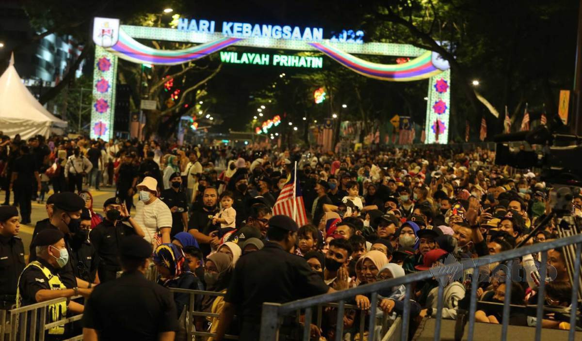 Kid Steals The Show By Showing Middle Finger Instead Of Mini Love During Merdeka Celebration