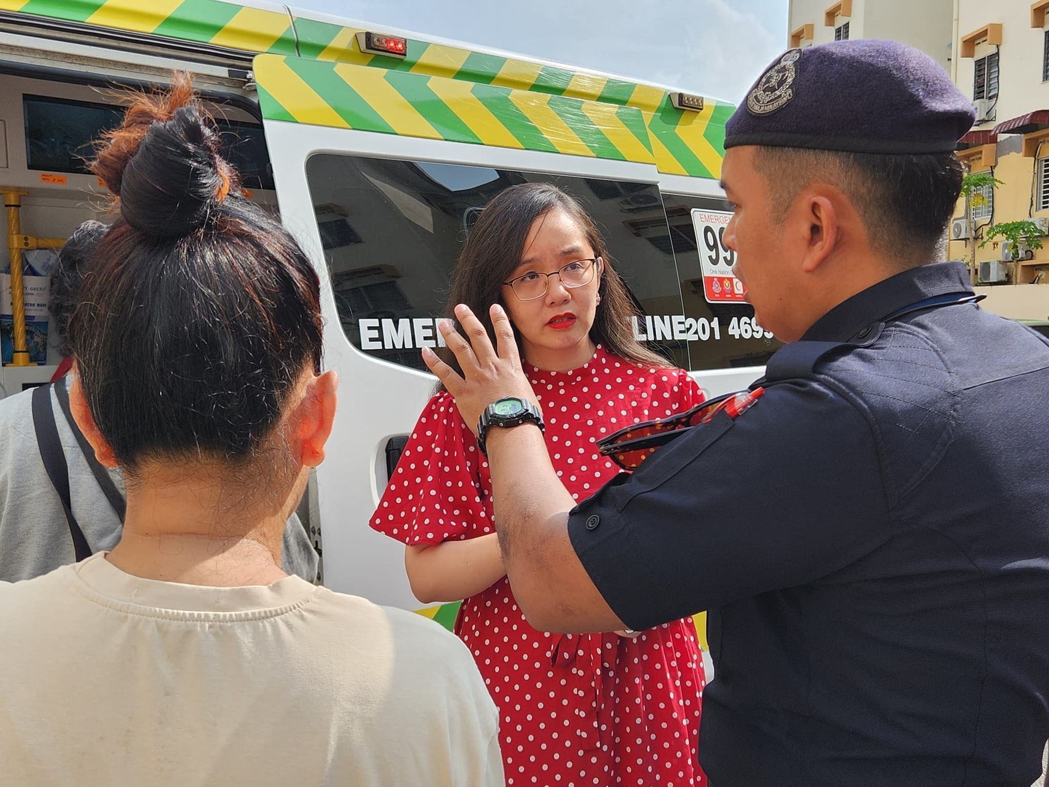 Subang Jaya ADUN Michelle Ng speaking to police officer