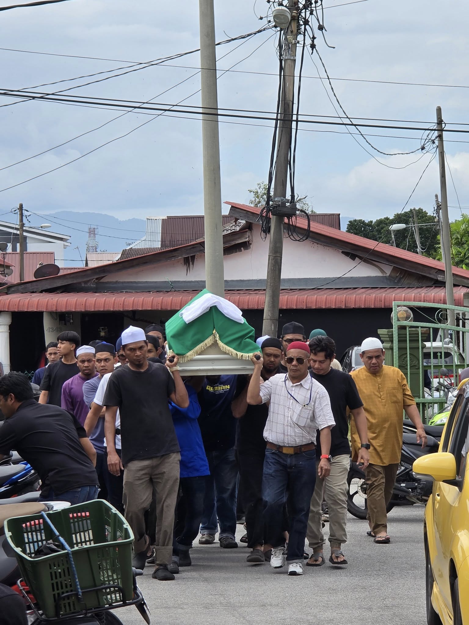 Mohamad Faiz being buried