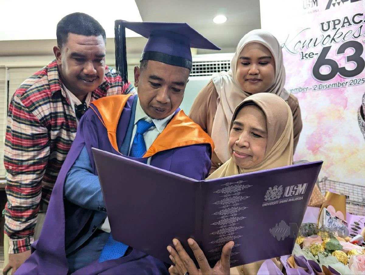 Mohd Khairul showing his degree