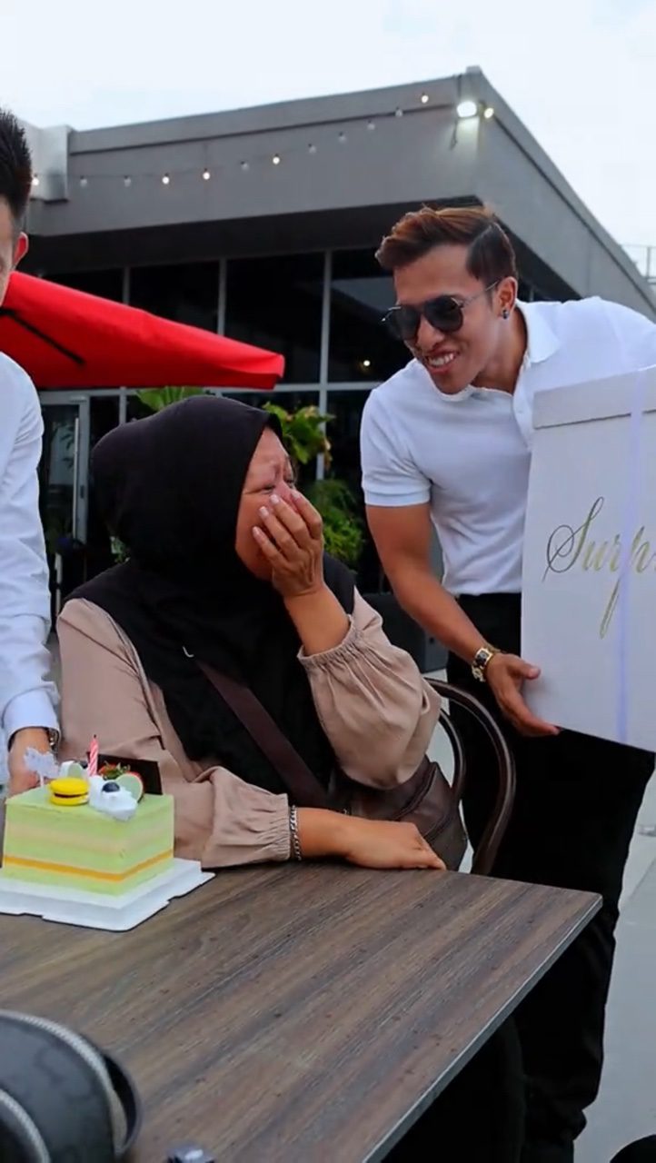 money balloon floats away bday surprise