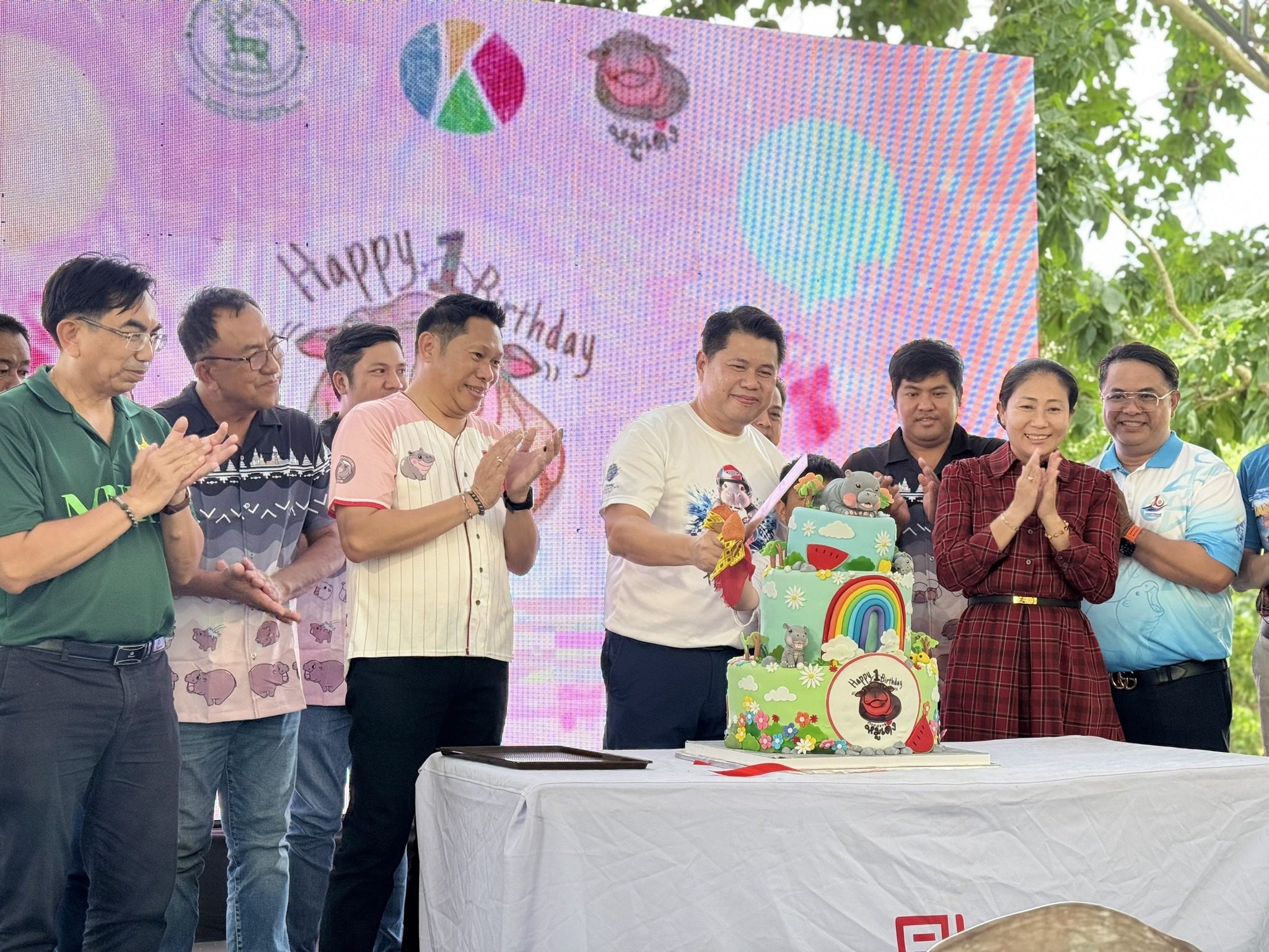 moo deng 1yo birthday cake cutting