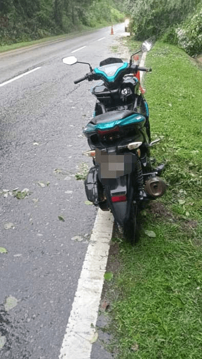 Motorbike that crashed into tree in Melaka